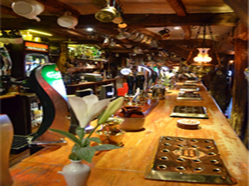 로이스턴 The King William IV B&B 외부 사진